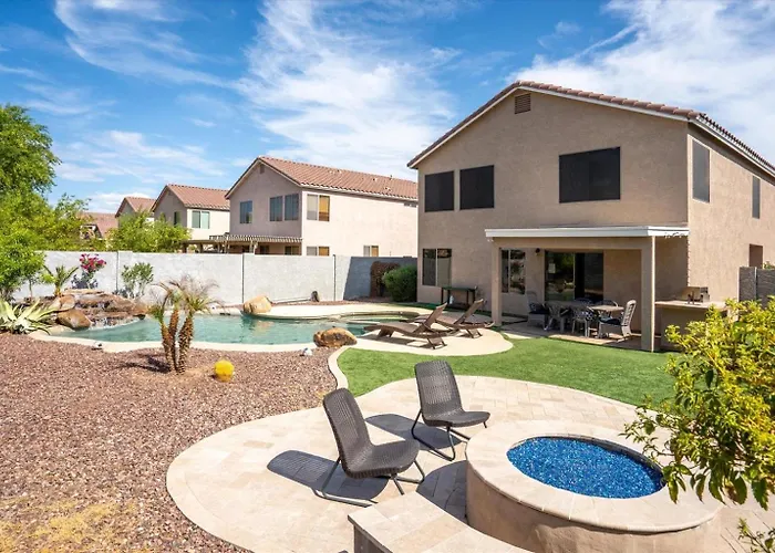 4-bedroom Retreat With Heated Pool & Holiday home *