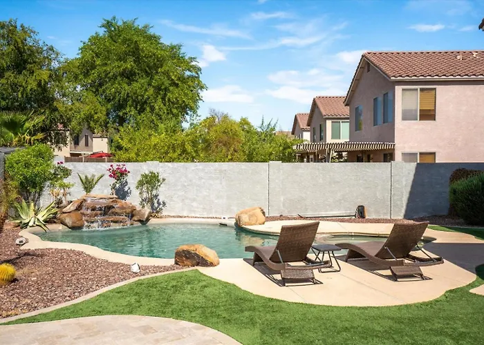 4-bedroom Retreat With Heated Pool & Holiday home *