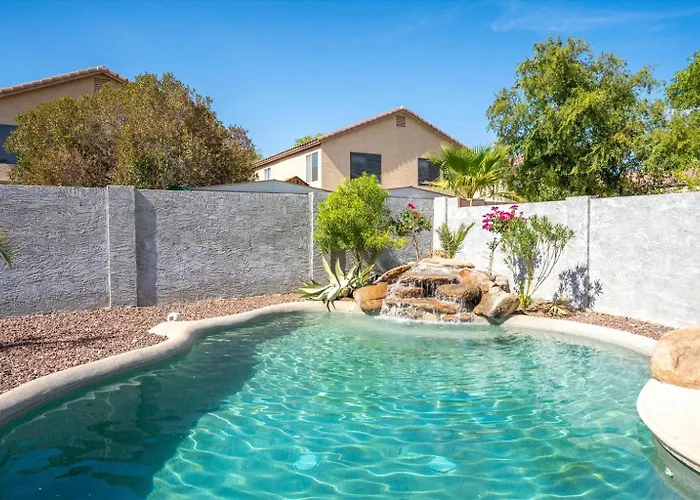 4-bedroom Retreat With Heated Pool & Holiday home Peoria