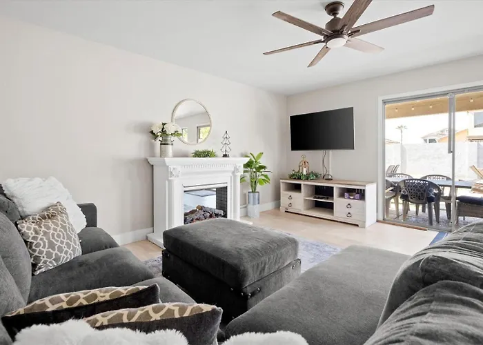 4-bedroom Retreat With Heated Pool & Holiday home
