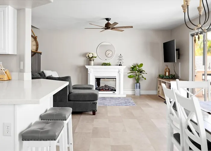 Holiday home 4-bedroom Retreat With Heated Pool &