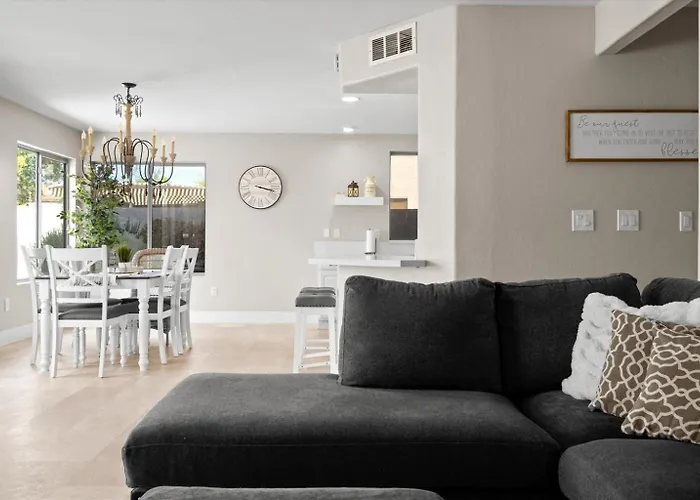 Holiday home 4-bedroom Retreat With Heated Pool & Peoria