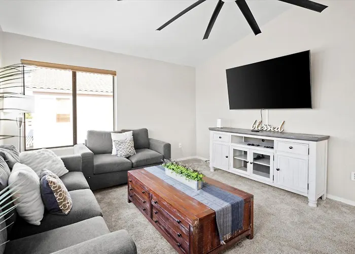 4-bedroom Retreat With Heated Pool & Holiday home