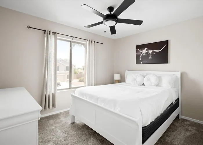 4-bedroom Retreat With Heated Pool & Peoria