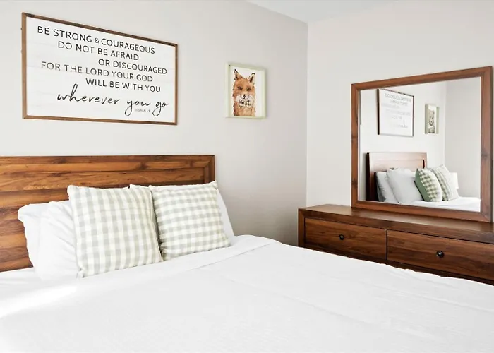4-bedroom Retreat With Heated Pool & Holiday home *